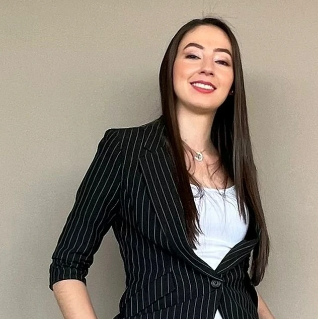 "Alejandra, experta en marketing digital y estrategias de mercado"